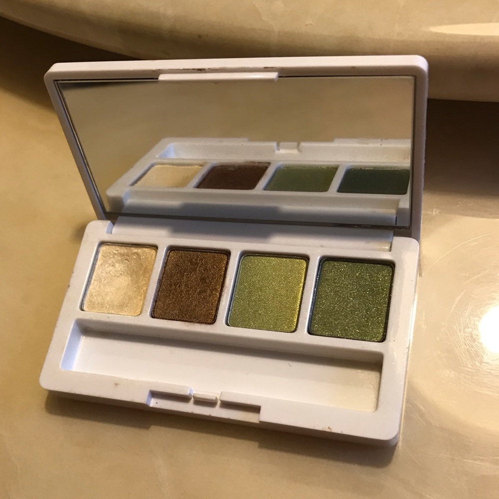 Clinice single shade 2A Lemongrass eyeshadow